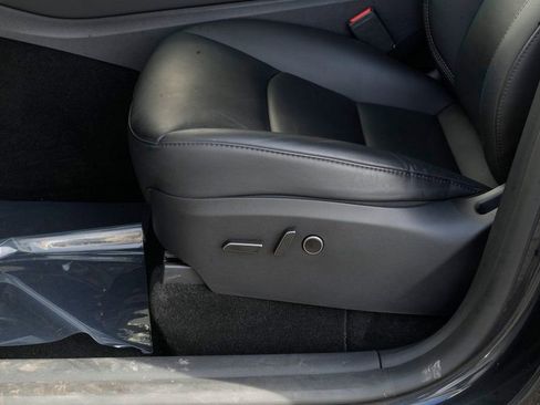 Used 2025 Tesla Model Y Long Range image 18