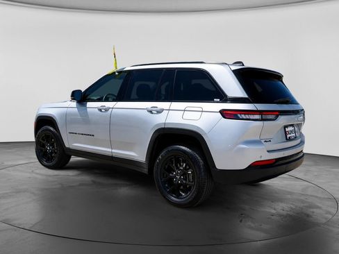 Used 2024 Jeep Grand Cherokee Altitude AWD/4WD image 7