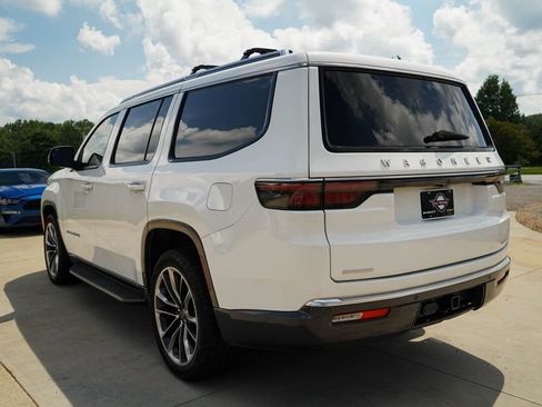 Used 2022 Jeep Wagoneer Series II w/ Premium Group I AWD/4WD image 4