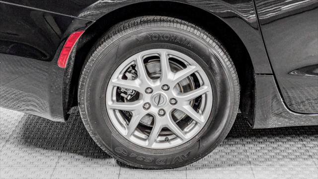 Used 2024 Chrysler Pacifica Touring-L FWD image 34