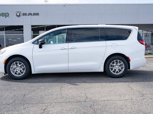 New 2026 Chrysler Pacifica Select image 2