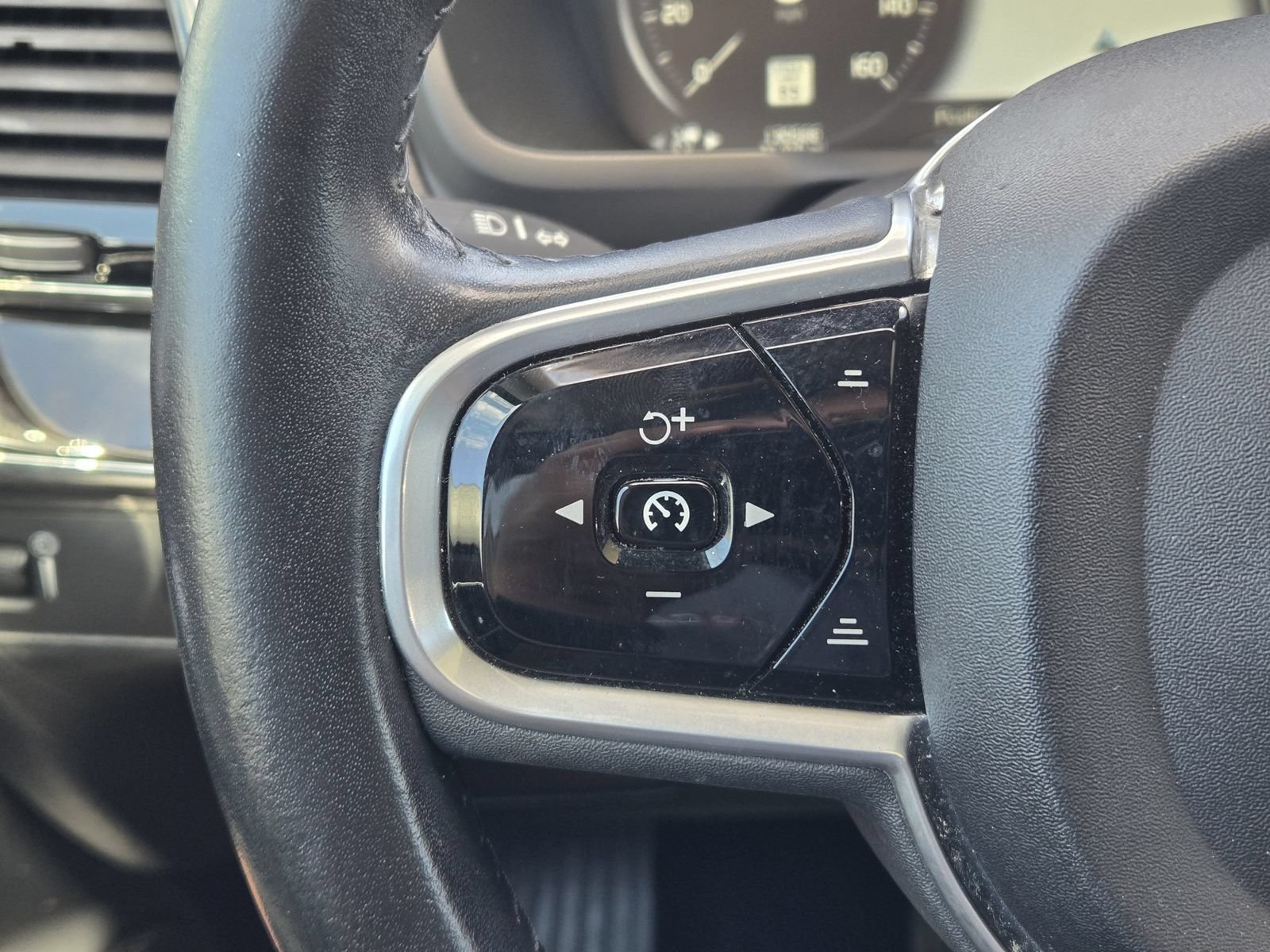 Used 2018 Volvo XC90 T6 Momentum w/ Momentum Plus Package AWD/4WD image 28