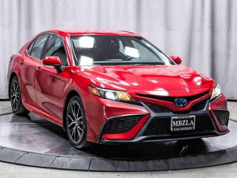 Used 2022 Toyota Camry SE image 5