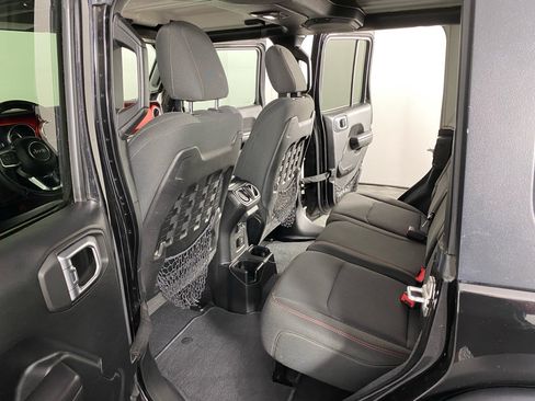 Used 2018 Jeep Wrangler Unlimited Rubicon w/ LED Lighting Group AWD/4WD image 19