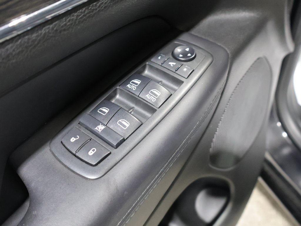 Used 2018 Jeep Grand Cherokee Overland AWD/4WD image 13