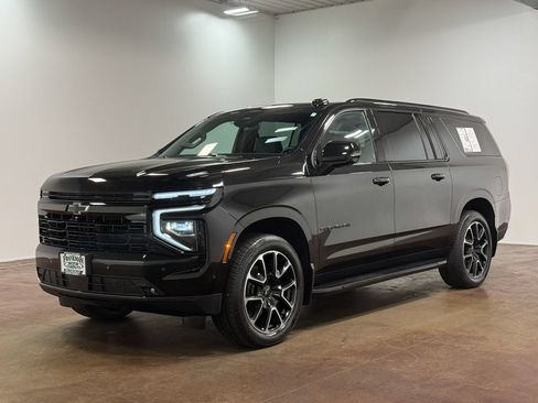 Used 2025 Chevrolet Suburban RST w/ Comfort Package AWD/4WD image 7