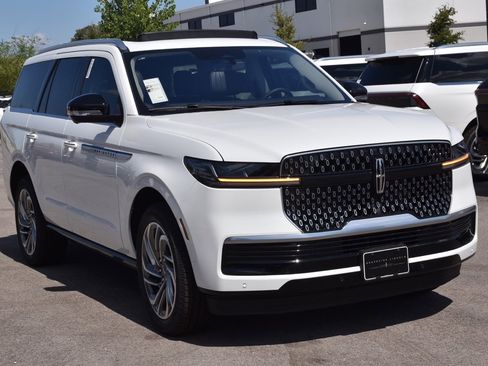 New 2025 Lincoln Navigator Reserve image 3