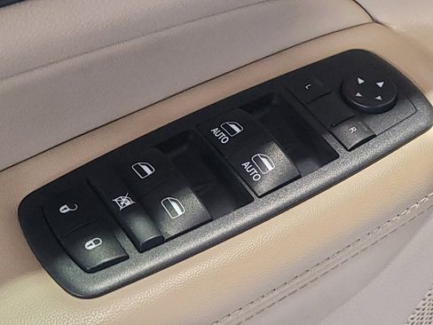 Used 2019 Jeep Grand Cherokee Laredo RWD image 27