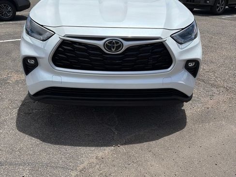 Used 2023 Toyota Highlander XLE AWD/4WD image 1