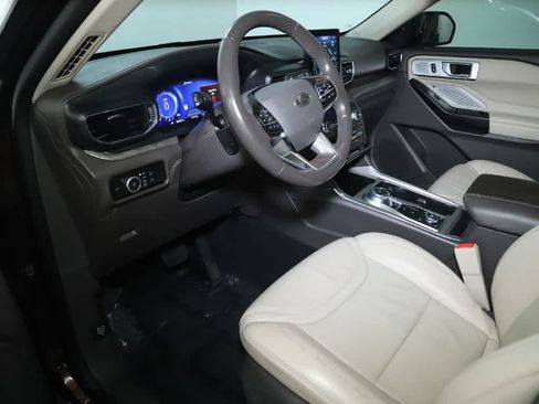 Used 2020 Ford Explorer Platinum w/ Premium Technology Package AWD/4WD image 18