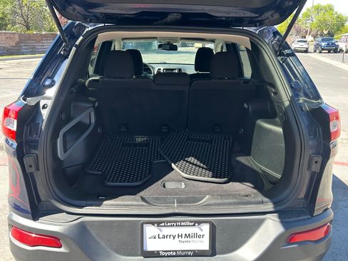 Used 2016 Jeep Cherokee Sport w/ Cold Weather Group FWD image 25