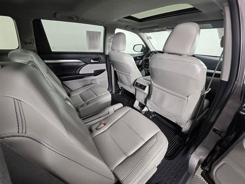 Used 2018 Toyota Highlander XLE AWD/4WD image 20
