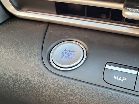 Used 2025 Hyundai Elantra SEL image 19