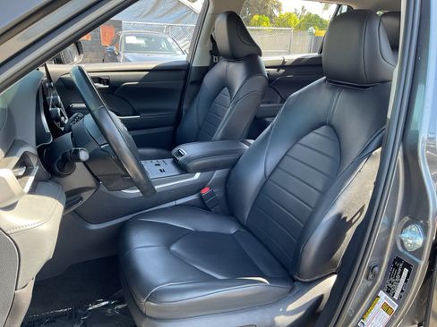 Used 2024 Toyota Highlander XLE FWD image 18