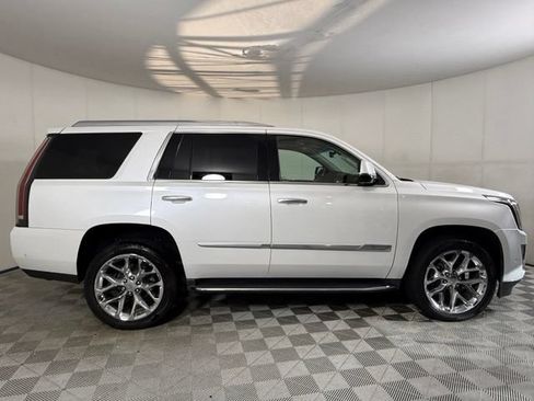 Used 2018 Cadillac Escalade Luxury AWD/4WD image 10