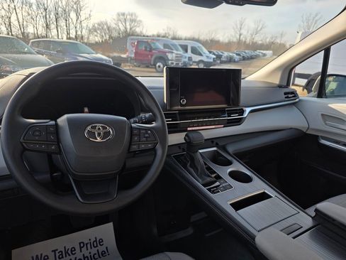 Used 2026 Toyota Sienna LE image 47