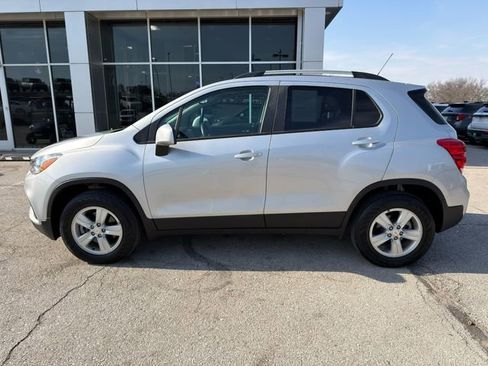 Used 2022 Chevrolet Trax LT w/ LT Convenience Package image 4
