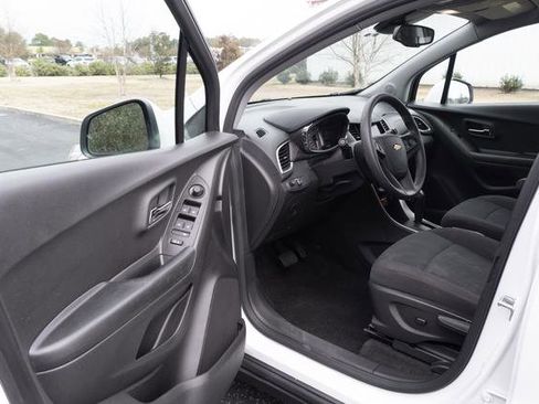 Used 2022 Chevrolet Trax LS w/ Tint and Cruise Package image 11