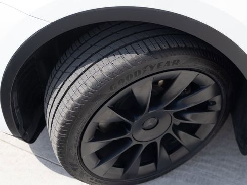 Used 2022 Tesla Model Y Long Range AWD/4WD image 9