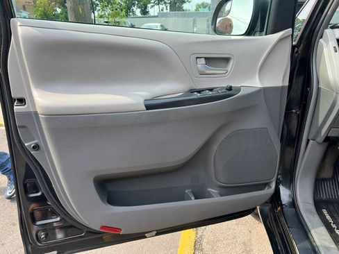 Used 2017 Toyota Sienna LE FWD image 12