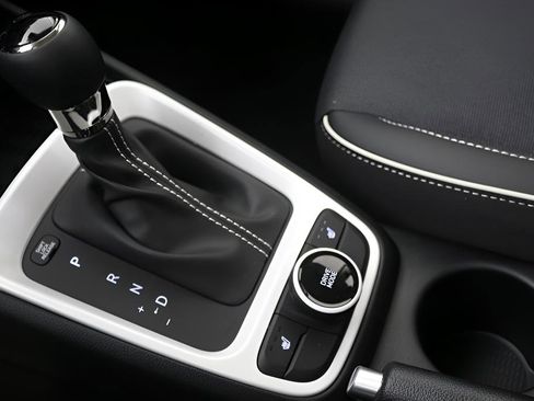 New 2025 Hyundai Venue Limited FWD image 20