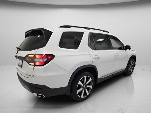 Certified 2025 Honda Pilot Touring image 12