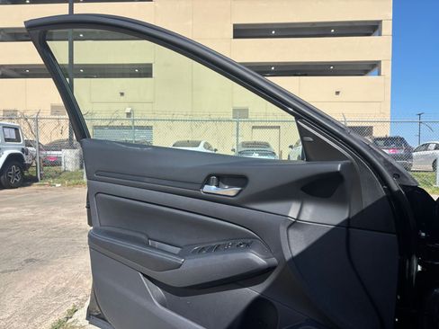 Used 2025 Nissan Altima 2.5 SV FWD image 18