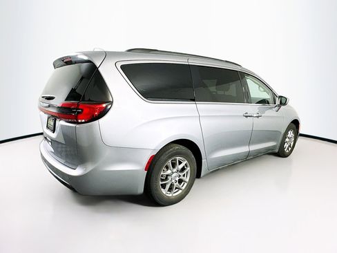 Used 2021 Chrysler Pacifica Touring image 9
