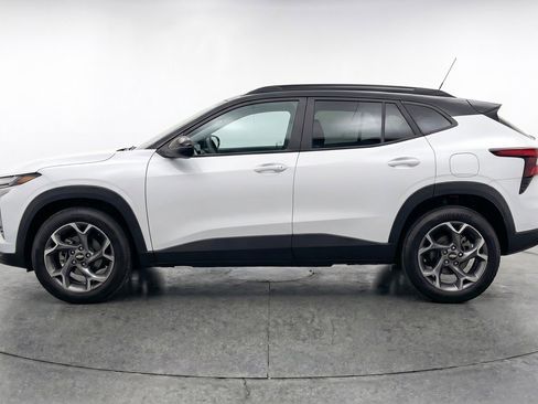 Used 2025 Chevrolet Trax LT w/ LT Convenience Package FWD image 5