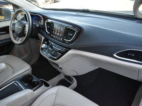 Used 2020 Chrysler Pacifica Limited image 13