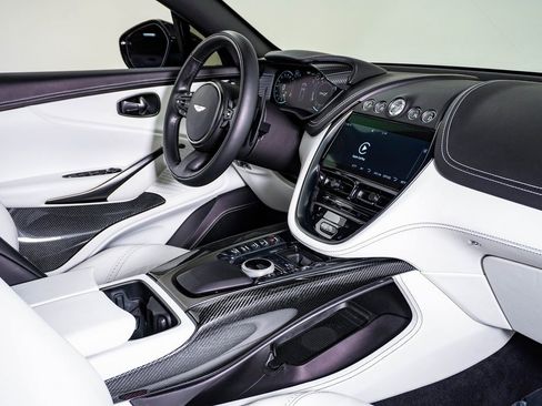 Used 2022 Aston Martin DBX image 16