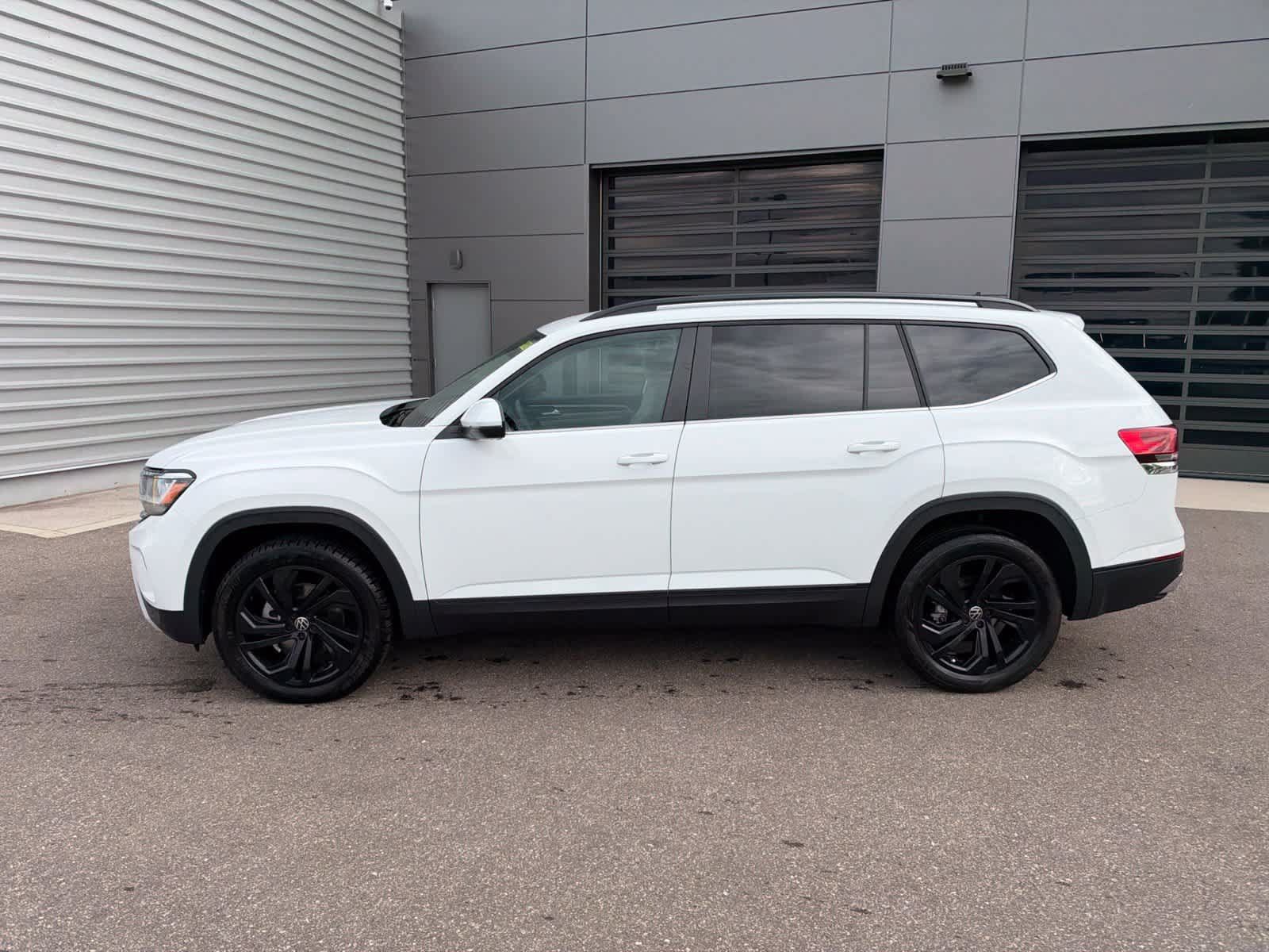 Used 2023 Volkswagen Atlas SE w/ Black Wheel Package FWD image 2