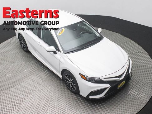 Used 2023 Toyota Camry SE FWD image 3