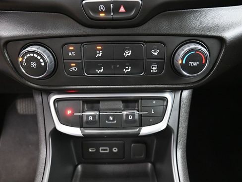 Used 2024 GMC Terrain SLE image 27