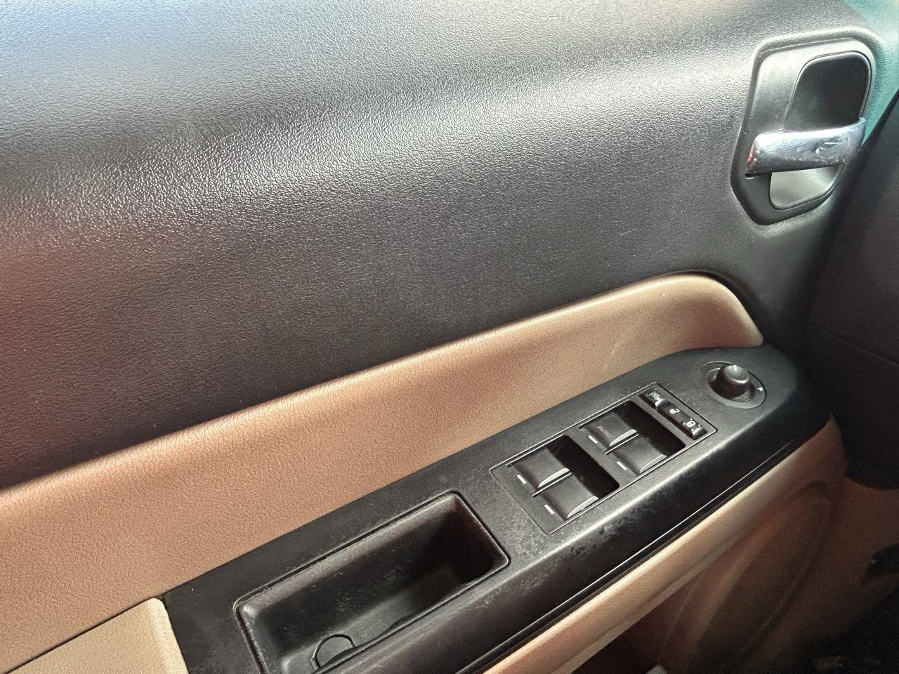 Used 2014 Jeep Patriot Latitude FWD image 24