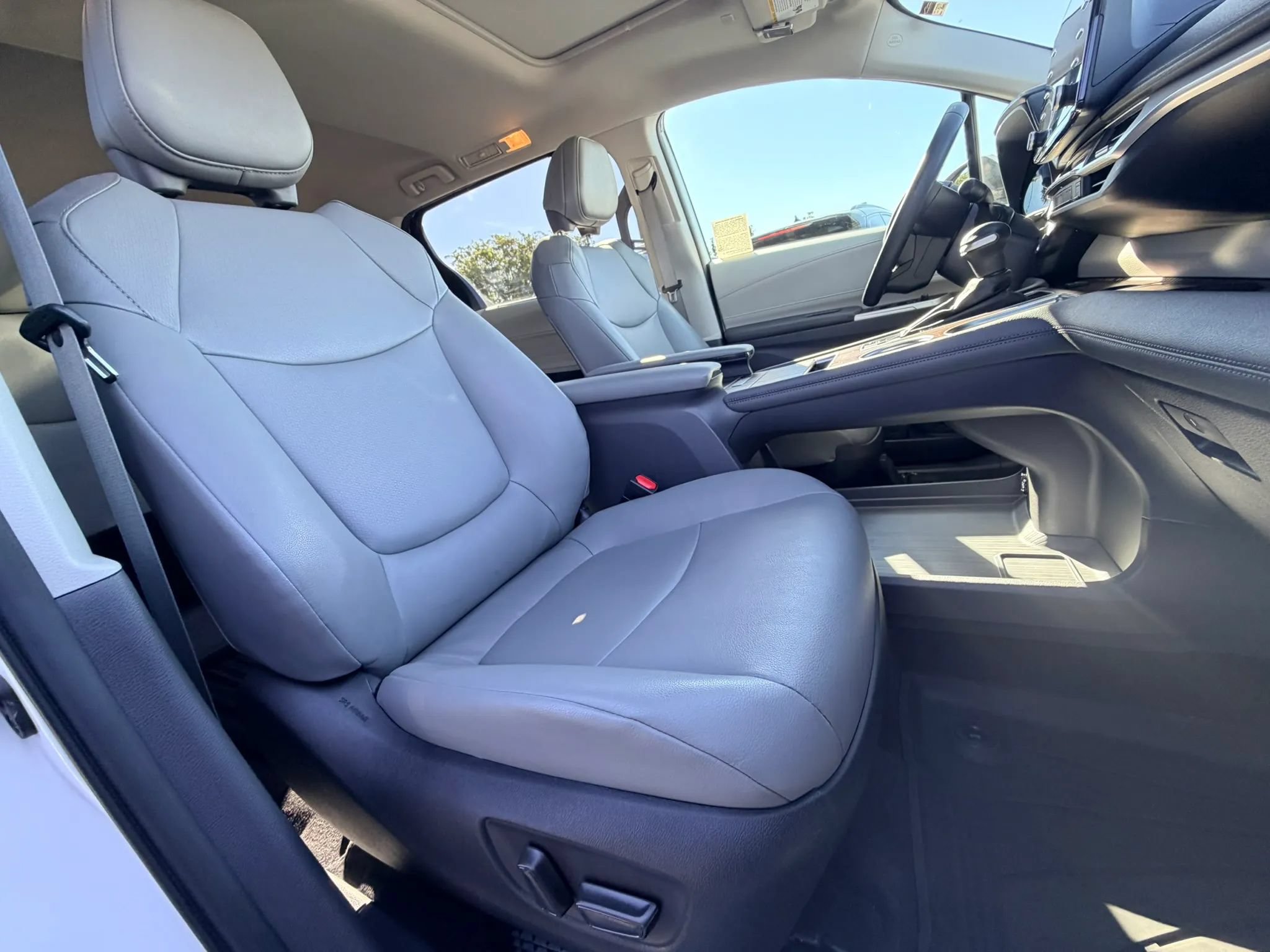 Used 2024 Toyota Sienna XLE w/ XLE Plus Package AWD/4WD image 25