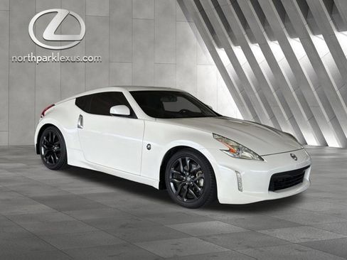 Used 2017 Nissan 370Z Touring RWD image 5