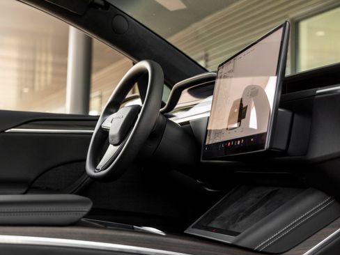 Used 2025 Tesla Model X AWD/4WD image 40