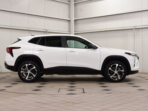 Used 2024 Chevrolet Trax RS FWD image 9