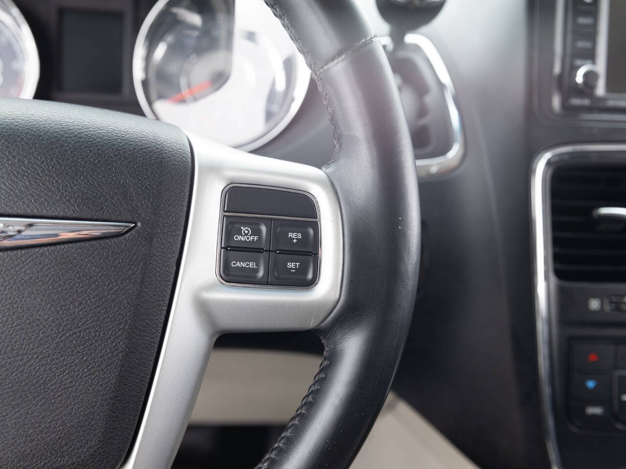 Used 2016 Chrysler Town & Country Touring FWD image 37