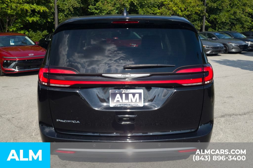Used 2024 Chrysler Pacifica Touring-L FWD image 6