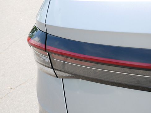 Certified 2025 Volkswagen Taos SE w/ Panoramic Sunroof Package AWD/4WD image 17