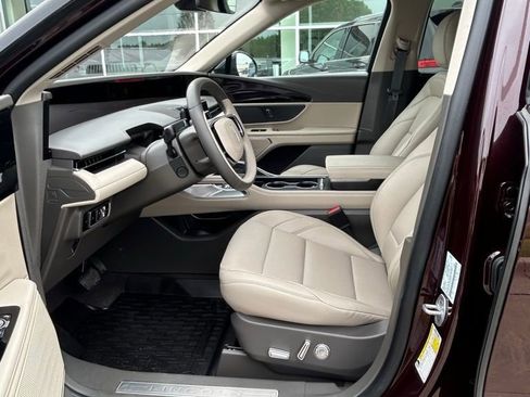 Used 2025 Lincoln Nautilus Premier AWD/4WD image 15