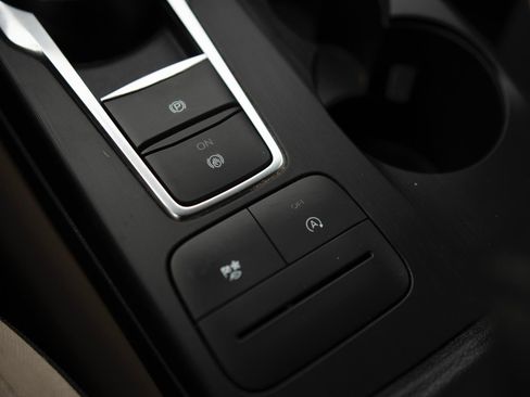 Used 2020 Ford Escape SE image 12