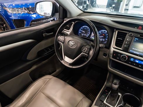 Used 2018 Toyota Highlander XLE AWD/4WD image 8