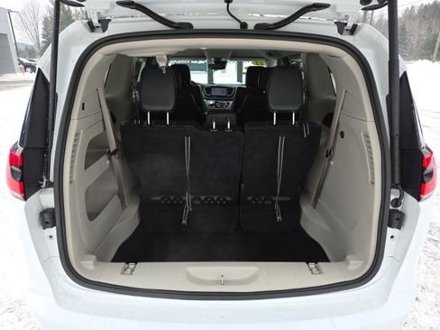 Used 2022 Chrysler Pacifica Touring-L image 22