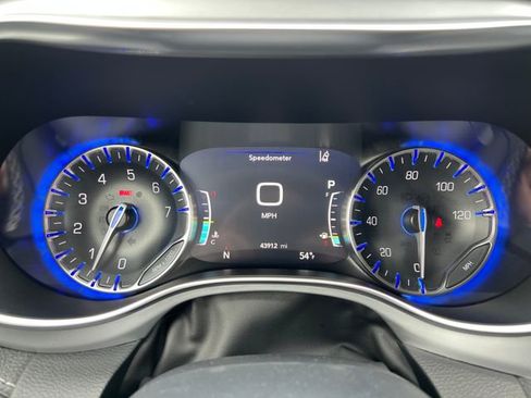 Used 2025 Chrysler Pacifica Limited image 22