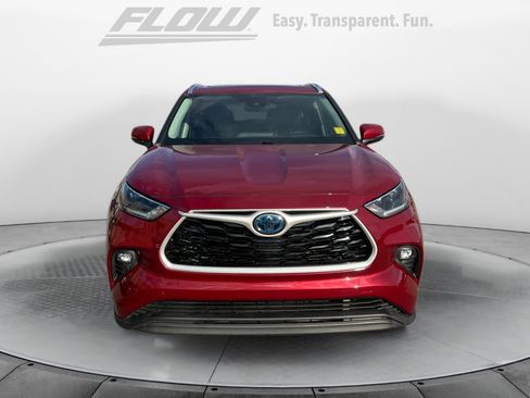 Used 2021 Toyota Highlander XLE image 3