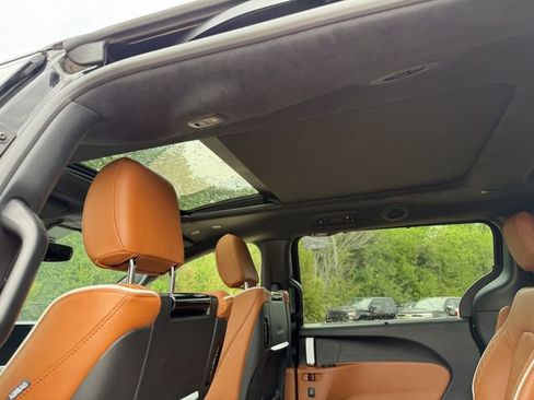 New 2026 Chrysler Pacifica Pinnacle image 18