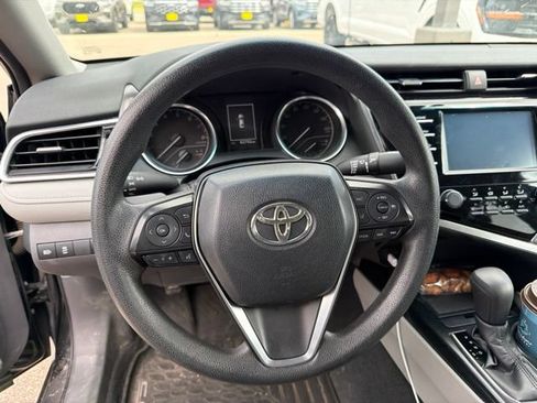 Used 2018 Toyota Camry FWD image 10
